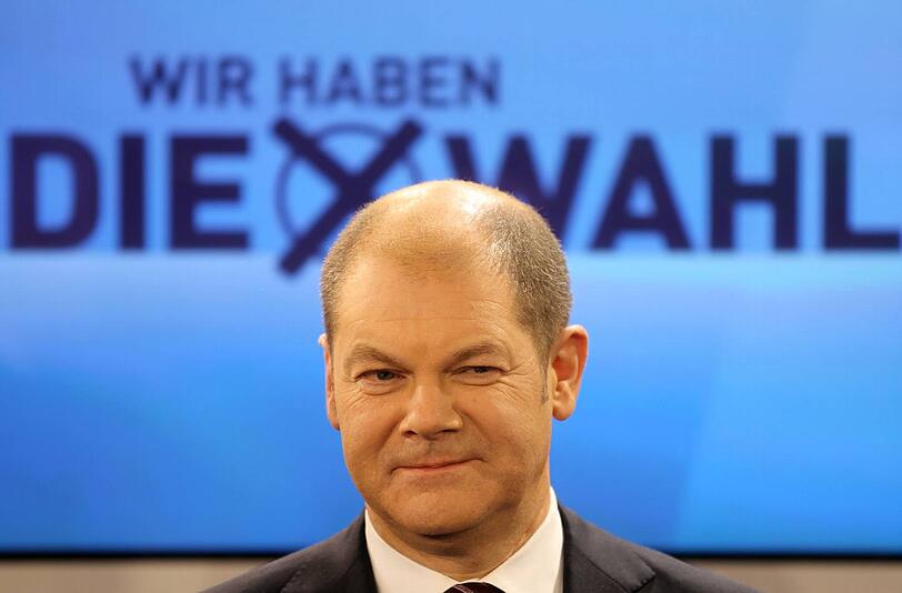Das ist Olaf Scholz (SPD), der Regierende Bürgermeister von Hamburg. Zu Zeiten der rot-grünen Bundesregierung war er SPD-Generalsekretär und wurde damals als "Scholzomat" verspottet - bei den Wahlen in Hamburg im März 2011 holte er sogar die absolute Mehrheit für die SPD.
