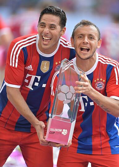 Auch Claudio Pizarro und Rafinha freuen sich über den Erfolg.