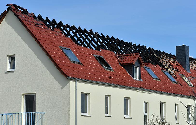 Blick auf den ausgebrannten Dachstuhl der zukünftigen Unterkunft für Asylbewerber in Tröglitz.