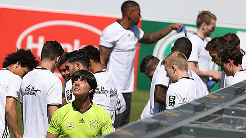 Joachim Löw und seine Schützlinge bei der ersten Einheit im EM-Trainingslager in Ascona.