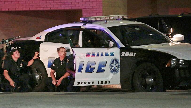 In Dallas wurden mehrere Polizisten bei einem Scharfschützen-Angriff getötet. In Dallas wurden mehrere Polizisten bei einem Scharfschützen-Angriff getötet.
