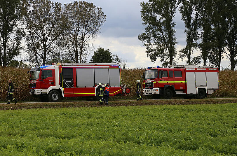 Ein einmotoriges Sportflugzeug landete nahe dem Flugplatz Mößling in einem Maisfeld: die Bilder von der Unfallstelle.