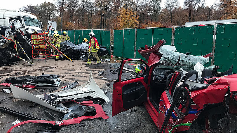 Zwei Menschen sterben bei einer Massenkarambolage auf der A3.