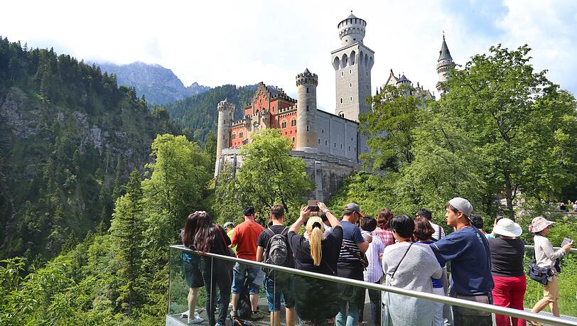 Schloss Neuschwanstein kann man an sofort nur noch von außen sehen – es ist wie alle Schlösser zu. Schloss Neuschwanstein kann man an sofort nur noch von außen sehen – es ist wie alle Schlösser zu.