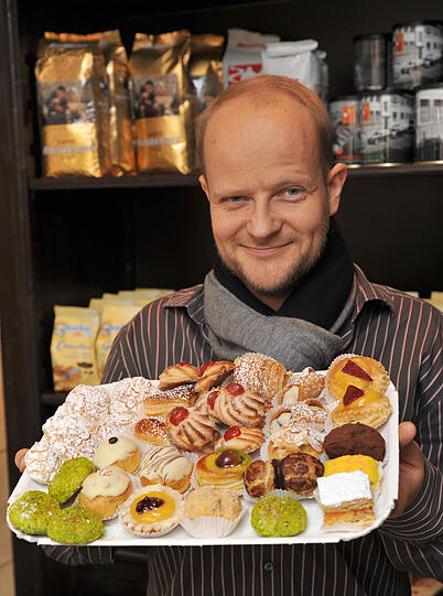 Carlito zeigt bei &bdquo; L'Angelo dei Sapori&ldquo; Kekse aus Italien.