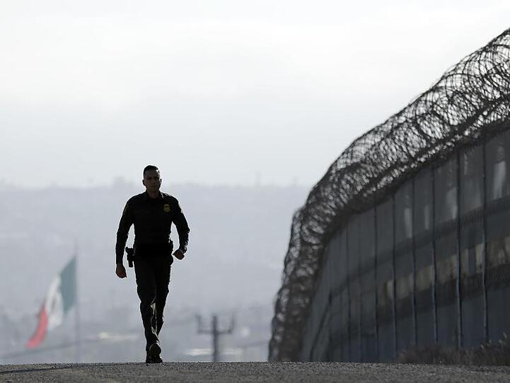 Ein Soldat läuft an der Grenze zwischen den USA und Mexiko entlang.