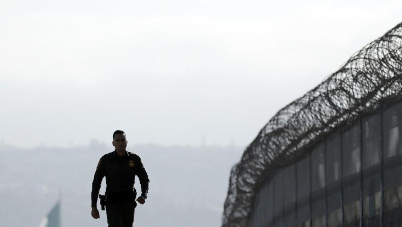 Ein Soldat läuft an der Grenze zwischen den USA und Mexiko entlang. Ein Soldat läuft an der Grenze zwischen den USA und Mexiko entlang.