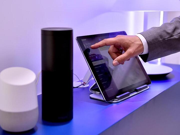 Hören manchmal mehr, als man möchte: Die Lautsprecher Google Home und Amazon Echo.