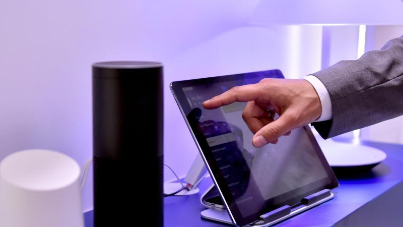 Hören manchmal mehr, als man möchte: Die Lautsprecher Google Home und Amazon Echo. Hören manchmal mehr, als man möchte: Die Lautsprecher Google Home und Amazon Echo.