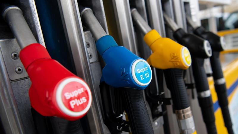 Selbst an ein und derselben Tankstelle kann es Preisunterschiede von circa 10 Cent am Tag geben. Selbst an ein und derselben Tankstelle kann es Preisunterschiede von circa 10 Cent am Tag geben.