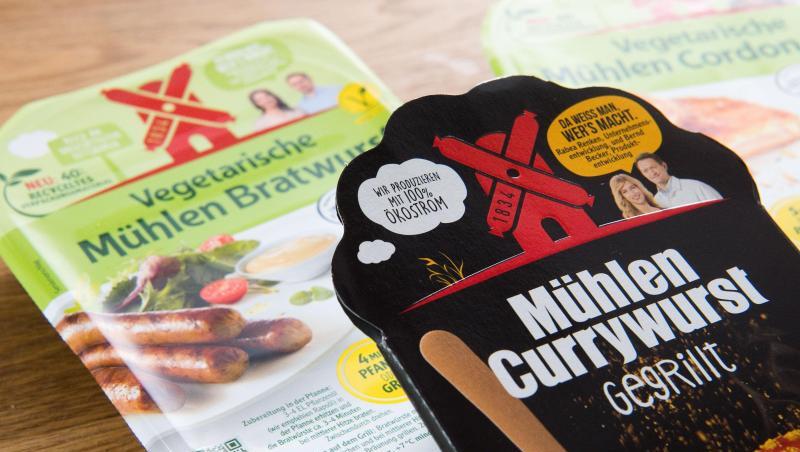 Die Rügenwalder Mühle hat zum 1. September das Ende ihrer Currywurst aus Fleisch besiegelt. Der Wursthersteller braucht mehr Platz für seine vegetarischen Produkte. Die Rügenwalder Mühle hat zum 1. September das Ende ihrer Currywurst aus Fleisch besiegelt. Der Wursthersteller braucht mehr Platz für seine vegetarischen Produkte.