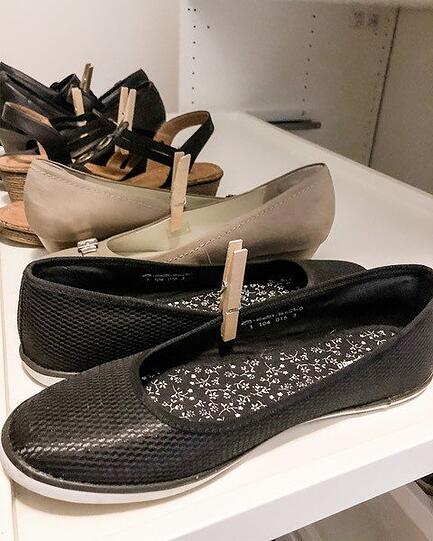 Der Wäscheklammer-Trick funktioniert freilich auch bei Schuhen. Ballerinas, Plateauschuhe & Co brauchen übrigens weniger Platz, wenn man sie gegenläufig in den Schrank stellt.