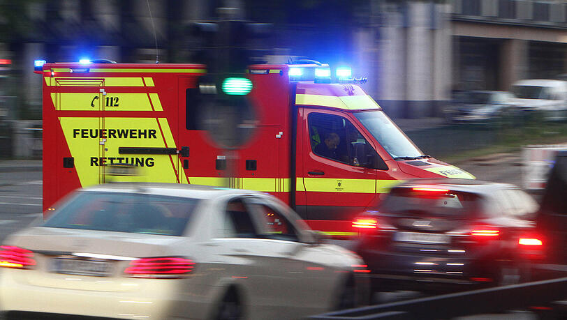 Der Bauarbeiter wurde bei dem Unfall schwer verletzt und musste ins Krankenhaus gebracht werden. (Symbolbild)