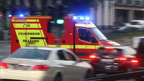 Der Bauarbeiter wurde bei dem Unfall schwer verletzt und musste ins Krankenhaus gebracht werden. (Symbolbild)