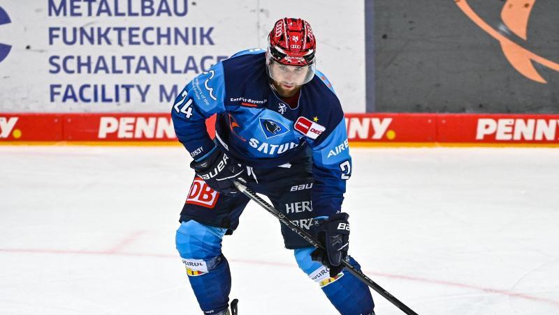 Brandon Defazio von Ingolstadt am Puck.