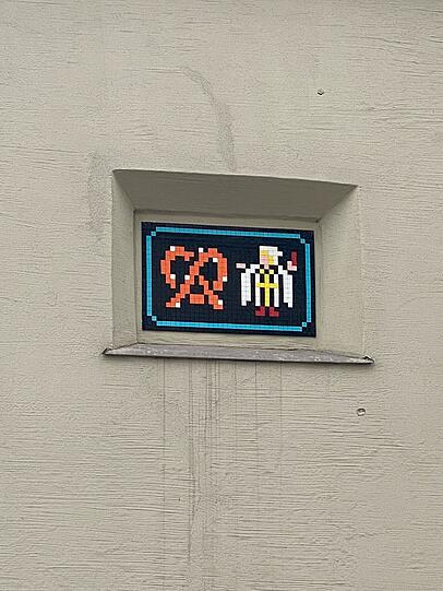 Breze und Münchner Kindl am Sendlinger Tor: Street Art von Invader aus Frankreich, gesehen von AZ-Leserin Katrin Neuendorf.