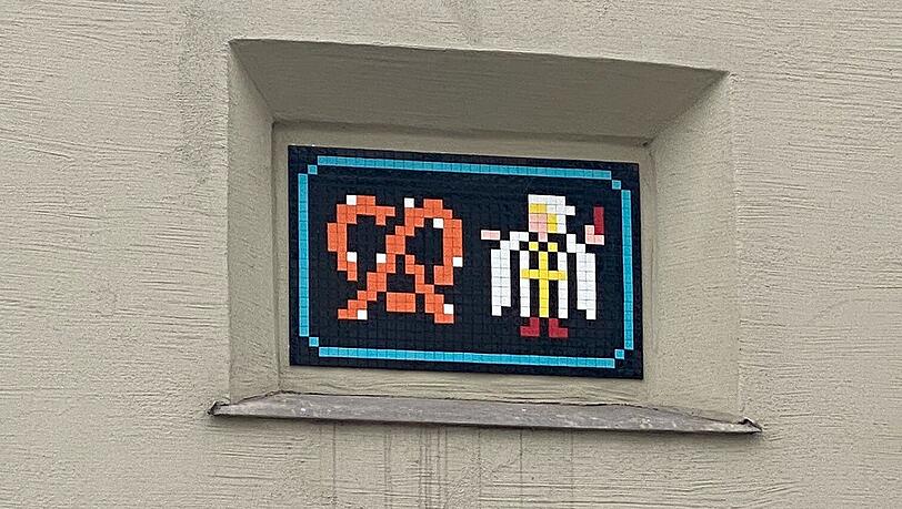 Breze und Münchner Kindl am Sendlinger Tor: Streetart von Invader aus Frankreich.