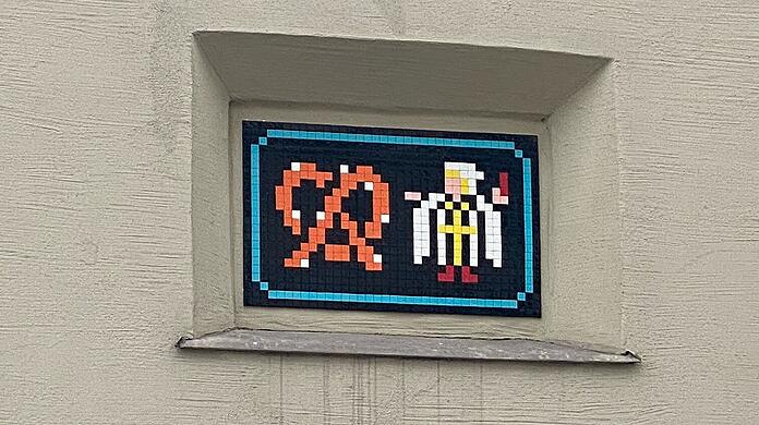 Breze und Münchner Kindl am Sendlinger Tor: Streetart von Invader aus Frankreich.
