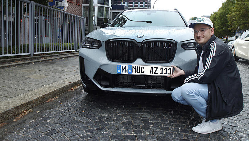 Findet "MUC" als Kennzeichen gut: Dionis A. mit dem neuen Nummernschild an der Zulassungsstelle.