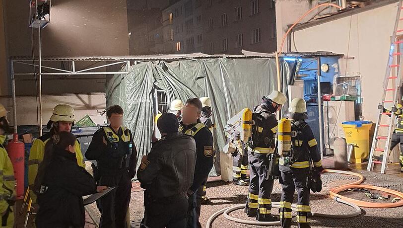 Feuerwehrleute suchen nach weiteren verborgenen Brandherden.