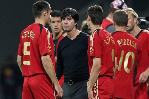 Düstere Miene, dunkle Kleidung - Joachim Löw sieht gar nicht glücklich aus im Kreis seine Spieler. Er hat sich einige Neuerungen ausgedacht  im Spiel gegen Südafrika.