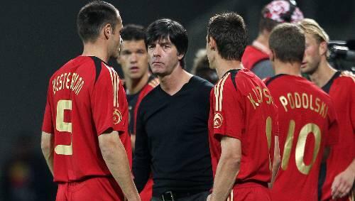 Düstere Miene, dunkle Kleidung - Joachim Löw sieht gar nicht glücklich aus im Kreis seine Spieler. Er hat sich einige Neuerungen ausgedacht im Spiel gegen Südafrika. Düstere Miene, dunkle Kleidung - Joachim Löw sieht gar nicht glücklich aus im Kreis seine Spieler. Er hat sich einige Neuerungen ausgedacht im Spiel gegen Südafrika.