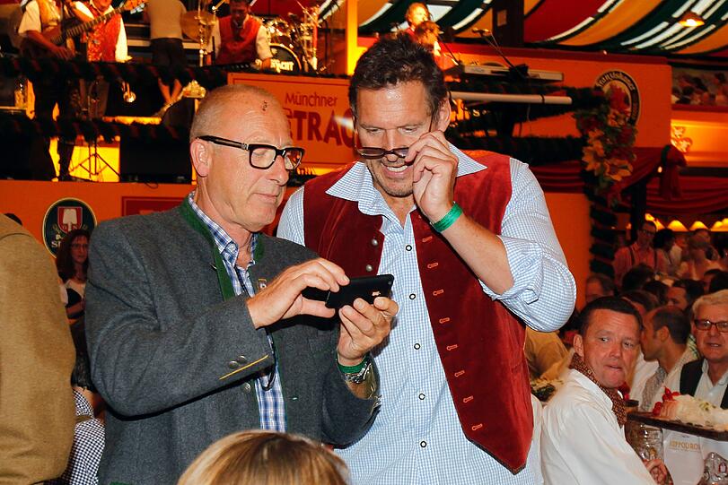Da, schau her Ralf! Manfred Teubner teilt seine digital festgehaltenen Wiesn-Impressionen mit Schauspieler und Ex-Bodybuilder Ralf Moeller.