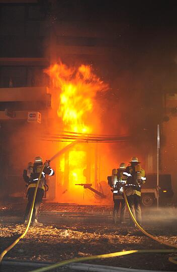 Feuer, Rauch, zerborstene Fenster - nach der Sprengung der Bombe hat die Feuerwehr viel zu tun: Umherfliegendes Stroh hatte Brände verursacht.