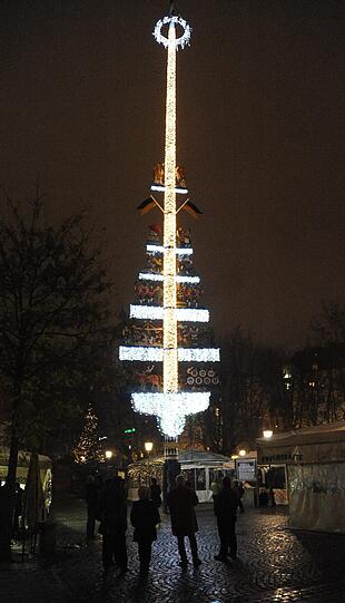 Der Maibaum bildet das Zentrum der neuen Licht-Installation.