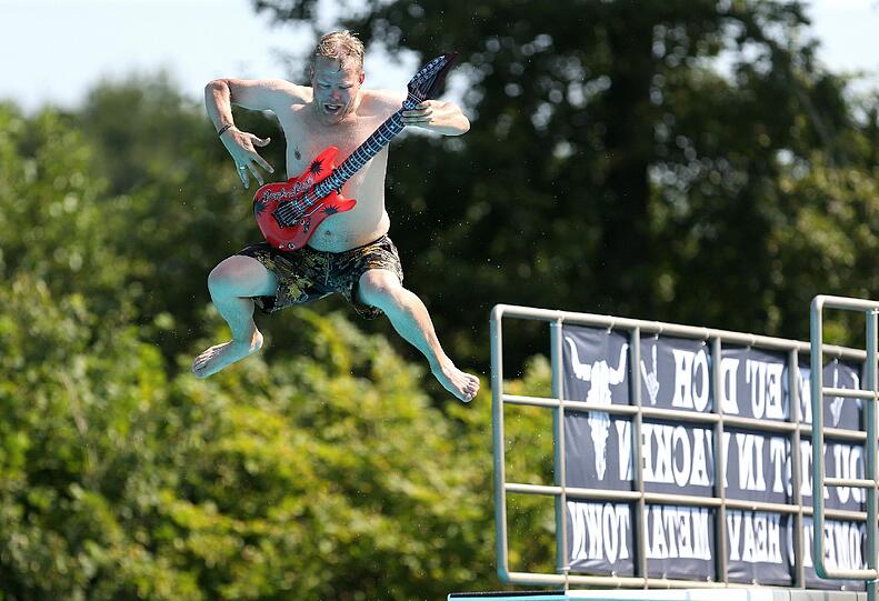 Brütende Hitze in Wacken. Die Metal-Fans strömen zu Tausenden ins örtliche Freibad.