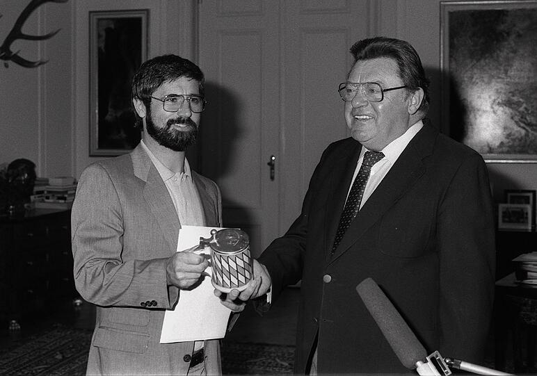 Gerd Müller 1987 in der bayerischen Staatskanzlei mit Franz-Joseph Strauss.