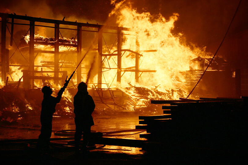 Die Halle, in der Holz und Maschinen gelagert waren, ist bei dem Feuer komplett zerstört worden.