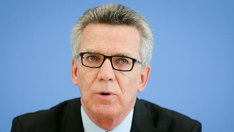 Innenminister Thomas de Maiziere mahnt: "Eine massive Zunahme der Ausreisen (…) wird es nur geben, wenn die Defizite beim Vollzug (…) für Personen ohne Bleiberecht behoben werden." Innenminister Thomas de Maiziere mahnt: "Eine massive Zunahme der Ausreisen (…) wird es nur geben, wenn die Defizite beim Vollzug (…) für Personen ohne Bleiberecht behoben werden."