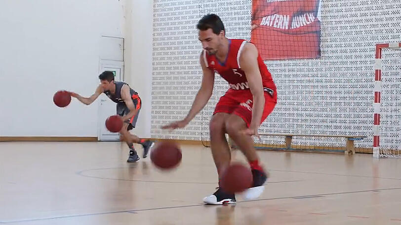 Alles nicht so einfach: Thomas Müller (links) und Mats Hummels beim Basketball.
