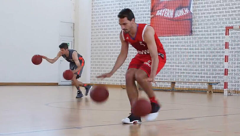Alles nicht so einfach: Thomas Müller (links) und Mats Hummels beim Basketball. Alles nicht so einfach: Thomas Müller (links) und Mats Hummels beim Basketball.