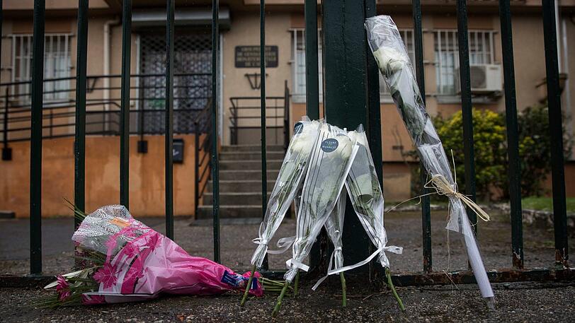 Nach der Geiselnahme in Südfrankreich in Carcassonne haben die Ermittler Notizen gefunden die auf die Terrormiliz Islamischer Staat hinweisen.