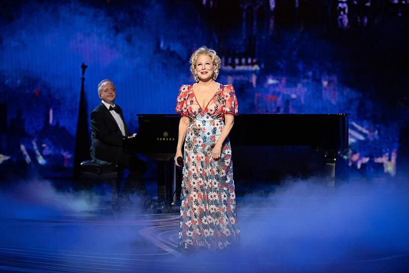 Flop: Albtraum. Eine transparente Blumenwiese von Marc Jacobs über Bauchweg-Schlüpfer trägt Bette Midler da.