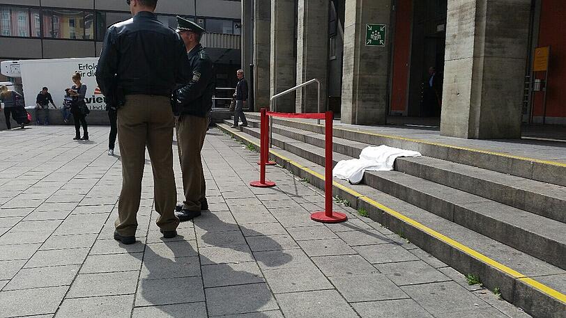 Ebola-Verdacht am Hauptbahnhof in München: Die Bilder vom Polizeieinsatz.