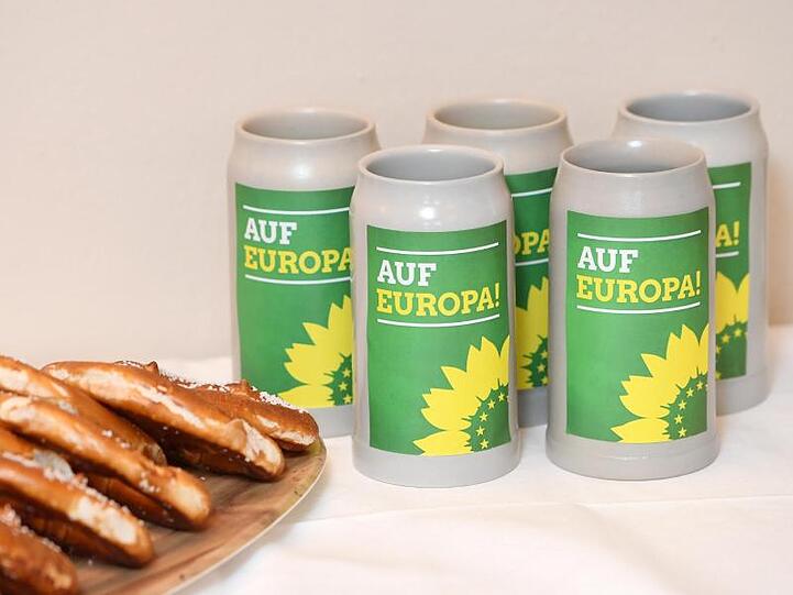 Bierkrüge mit der Aufschrift "Auf Europa!" beim politischen Aschermittwoch von Bündnis 90/Die Grünen in München.