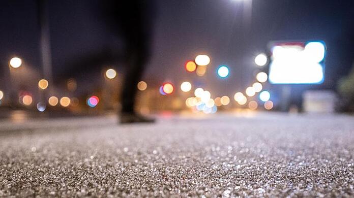 Eis und Graupel bedecken den Gehweh an einer Straßenkreuzung im Frankfurter Stadtteil Bornheim, nachdem bei Temperaturen rund um den Gefrierpunkt Regen einsetzte, der auf den eiskalten Oberflächen gefror. Eis und Graupel bedecken den Gehweh an einer Straßenkreuzung im Frankfurter Stadtteil Bornheim, nachdem bei Temperaturen rund um den Gefrierpunkt Regen einsetzte, der auf den eiskalten Oberflächen gefror.
