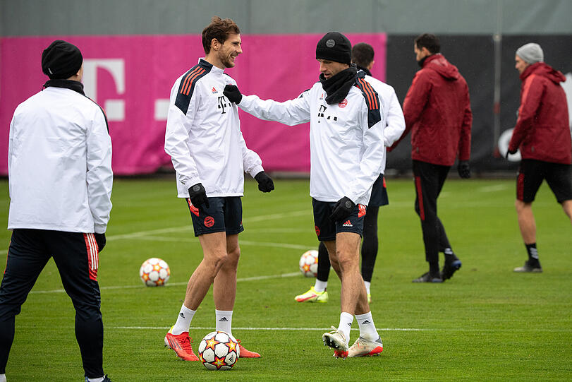 Leon Goretzka (links) und Thomas Müller unterhalten sich während des Trainings.