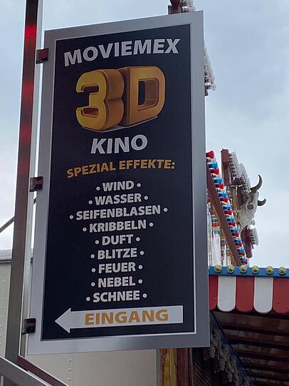 Im 3D-Kino auf dem Münchener Frühlingsfest fühlen sich die Besucher dank 3D-Brille wie in der Achterbahn.