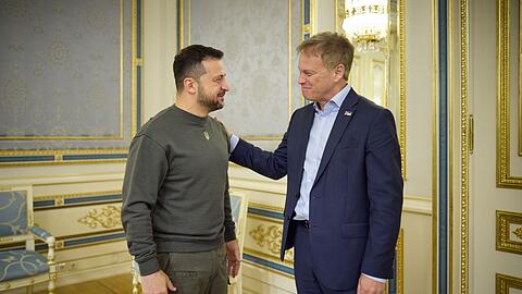 Der ukrainische Präsident Wolodymyr Selenskyj empfängt den britischen Verteidigungsminister Grant Shapps in Kiew.
