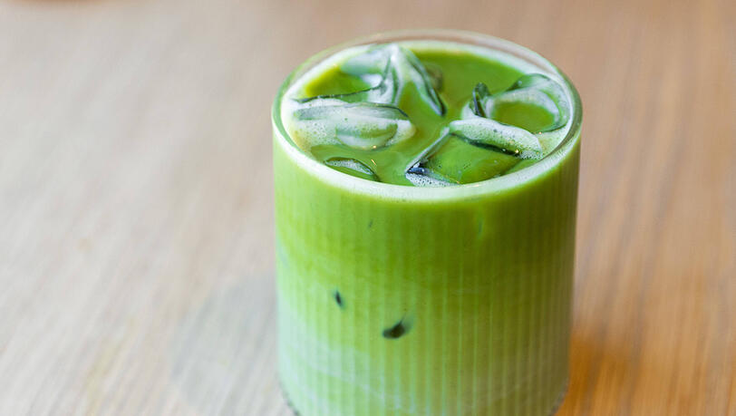 Matcha mit Milch und Eiswürfeln, auch als Iced Matcha Latte bekannt. Das Tee-Getränk aus Japan erfreut sich seit einigen Jahren einer hohen Beliebtheit. Die Nachfrage ist sogar so hoch, dass japanische Bauern nur schwer Schritt halten können.