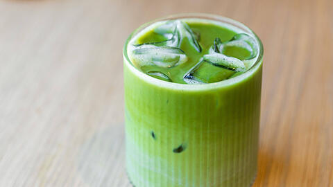 Matcha mit Milch und Eiswürfeln, auch als Iced Matcha Latte bekannt. Das Tee-Getränk aus Japan erfreut sich seit einigen Jahren einer hohen Beliebtheit. Die Nachfrage ist sogar so hoch, dass japanische Bauern nur schwer Schritt halten können.