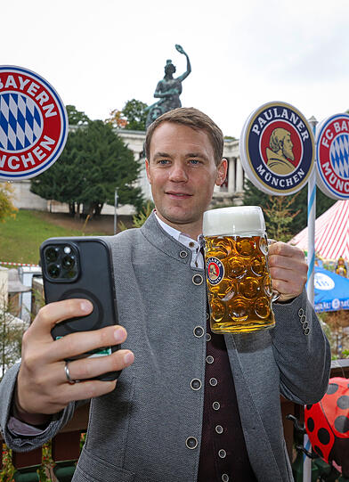 Die Bayern feiern beim traditionellen Oktoberfest-Besuch in der Käfer-Schänke.