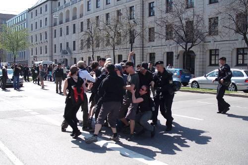 Linke Demonstranten versuchen den Neonazis den Weg zu versperren.
