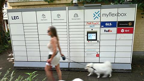 Myflexbox-Automat an einem D&uuml;sseldorfer Mietshaus im Juni 2026.