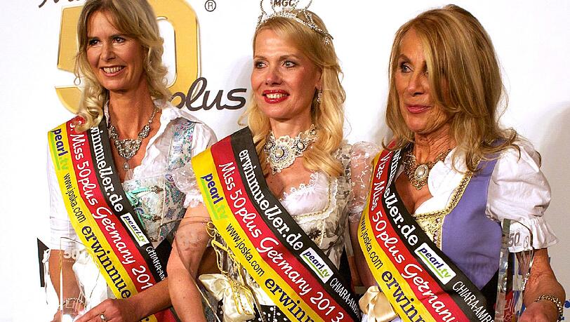 "Miss 50plus Germany"-Gewinnerin Christine Wache (M) posiert mit der Zweitplatzierten Margit Christine Müller-Davidi und Karen Anne Gottwald, die den dritten Platz.