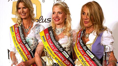 "Miss 50plus Germany"-Gewinnerin Christine Wache (M) posiert mit der Zweitplatzierten Margit Christine Müller-Davidi und Karen Anne Gottwald, die den dritten Platz.